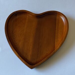 NAMBE HEART SHAPED ACACIA WOOD PLATE NWOT